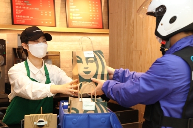 스타벅스 역삼이마트점, 스탈릿대치점을 딜리버리 테스트 매장 /스타벅스코리아 제공