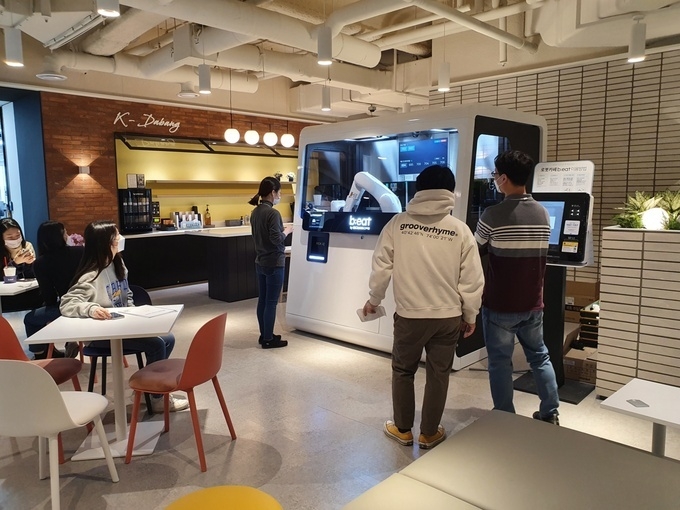 광화문 케이뱅크 본사에 입점한 로봇카페 ‘비트(b;eat)’ / 사진제공=비트
