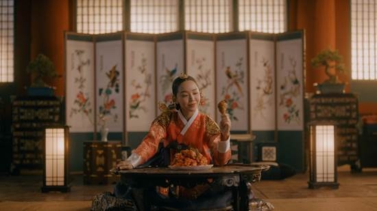 이미지=배우 신혜선이 출연한 치킨플러스 ‘얼씨구맵닭’ TV광고의 한 장면