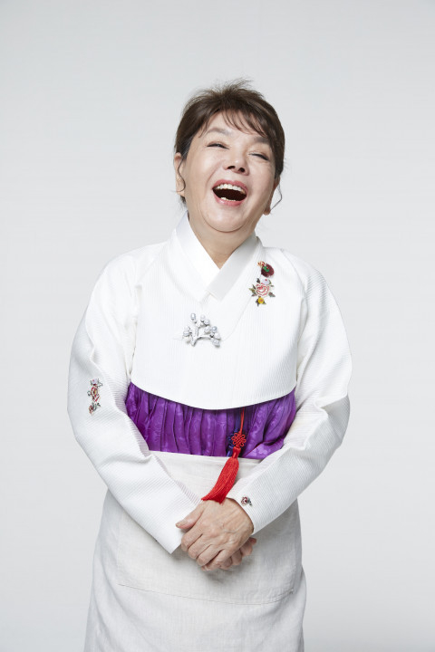찬가게 프랜차이즈 김수미의 엄마손맛은 약 250가지의 신선하고 맛있는 반찬으로 식탁을 풍성하게 하고 있다