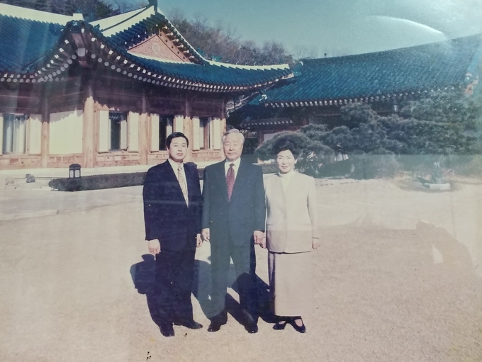 고 김영삼 전 대통령(중앙)과 영부인 손명순 여사(우), 함명철 쉐프(좌)