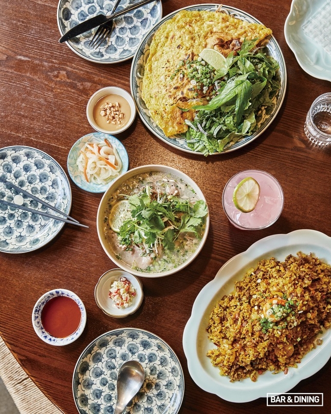 고소한 기름이 층층이 자리한 우삼겹을 그때그때 볶아내 구수한 풍미가 가득하다.