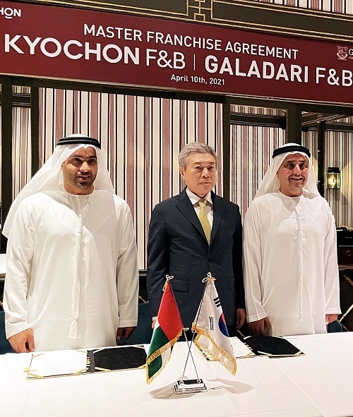 사진=지난 10일(현지시간) UAE 두바이에서 (왼쪽부터) 모하메드 압둘라티프 이브라힘 갈라다리 브라더스 그룹 갈라디리 공동회장, 소진세 교촌에프앤비㈜ 회장, 수하일 압둘라티프 이브라힘 갈라다리 공동회장이 마스터 프랜차이즈 계약을 체결한 후 기념사진 촬영을 하고 있다.