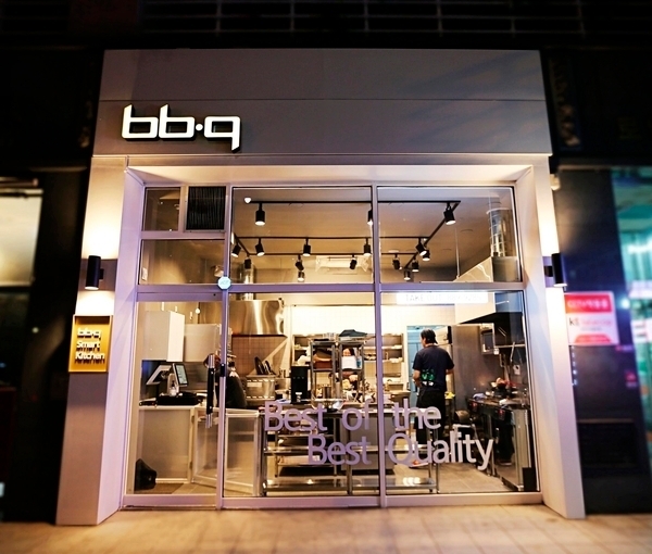 BBQ가 선보인 배달·포장 특화 모델 BSK(비비큐 스마트 키친)의 매장 전경 / 사진=제너시스비비큐 