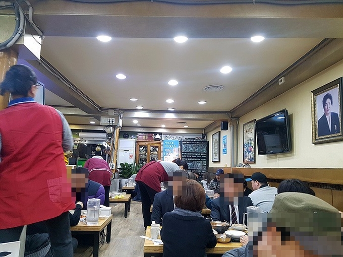 싱글벙글복어 본점 매장내부