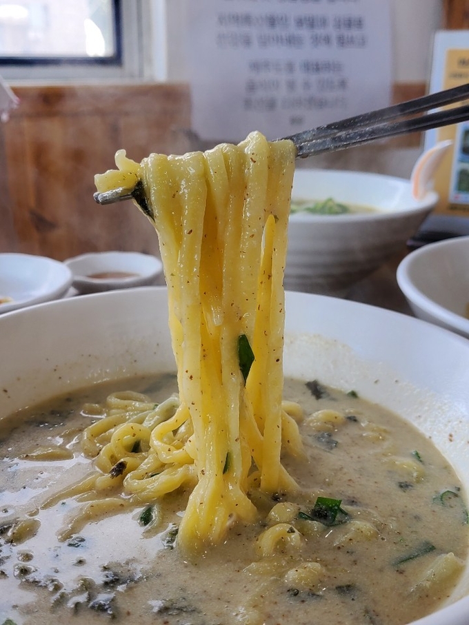 특허받은 감귤제면으로 면발이 쫄깃한 것이 특징이다.