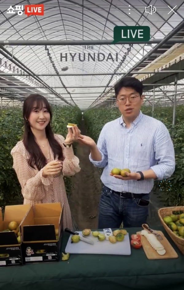 현대백화점은 신선식품 전문 라이브커머스 프로그램 ‘현대식품관 산지Live’를 론칭하고, 오는 25일부터 3일간 ‘론칭 기념 릴레이 라방’을 진행한다고 24일 밝혔다.