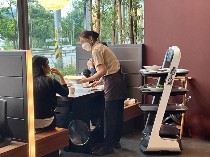 배민이 전국 외식 매장에 서빙로봇 보급을 확대한다 / 사진제공=배달의민족