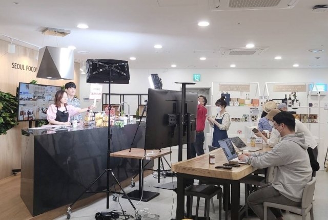 입주기업이 참여한 라이브커머스 현장 모습/ 자료=서울먹거리창업센터