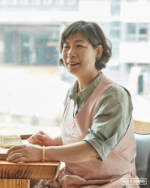 "주변에서 손두부를 만들라고 하지만 손맛을 보태면서 모든 과정을 관리할 수 있는 반자동 기기를 마련했어요. 두부를 만들 때는 콩물의 거품이 가라앉도록 소포제를 뿌려야 하는데, 이것 역시 화학약품이 아니라 직접 만들어 사용하고 있습니다." <정강희 두부마을>의 정강희 대표