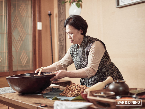  "녹두황장은 영남 반가의 영양 별식이었는데 냄새가 심하고 보관이 어려운 탓에 어느 순간 사라졌어요. 이를 냄새가 나지 않도록 재해석해 다시 맥을 잇고 있답니다." <뜰안>의 최정민 대표