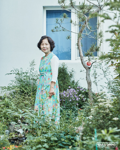 "경상도 지역에는 향토 장이 다양해요. 보리등겨 반죽을 말린 뒤 구워서 발효한 메주로 만드는 등겨장(시금장), 콩잎 삶은 물로 담근 콩잎장, 삶은 순무를 찧어 사용한 청근장 등이 대표적이죠." 이정숙 명인