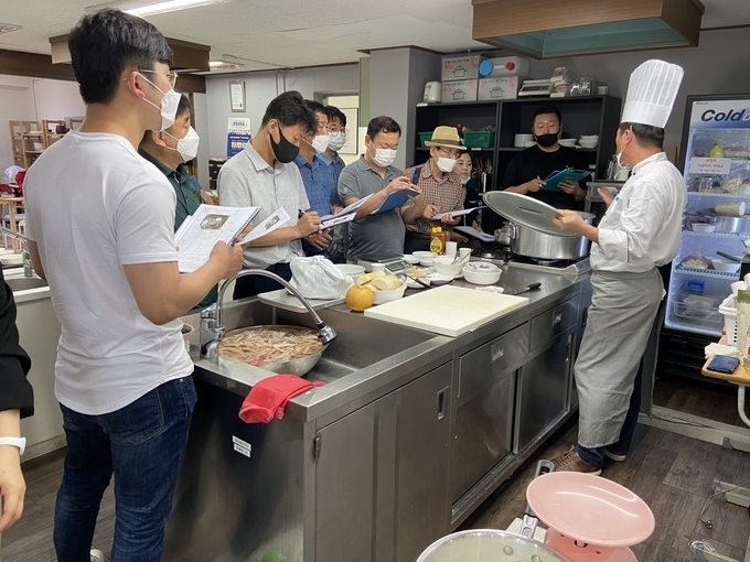 알지엠푸드하우스에서 진행한 메뉴 전수 교육 현장