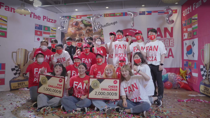 사진=아시아지역 ‘Fan of the pizza 2021’에 참여한 한국피자헛 경연팀(부흥오거리점)과 응원팀(전주송천점)이 기념사진을 촬영하고 있다.