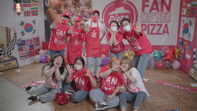 사진=아시아지역 ‘Fan of the pizza 2021’에 참여한 한국피자헛 경연팀(부흥오거리점)과 응원팀(전주송천점)이 기념사진을 촬영하고 있다.