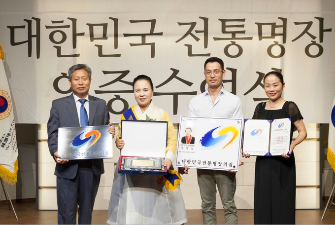 2017년 (사)대한민국전통명장협회 명장 99호로 선정된 정영숙 대표(좌측에서 두번째)