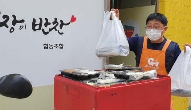 이헌영 시장이반찬협동조합장이 정기구독형 도시락을 배송하고 있다 / 자료제공=시장이반찬협동조합