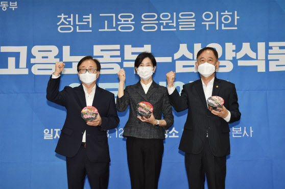 삼양식품은 12일 성북구 하월곡동 본사에서 김정수 총괄사장, 박화진 고용노동부 차관, 이동근 한국경영자총협회 부회장이 참석한 가운데 '청년 고용 정책 홍보를 위한 업무협약'을 체결했다.