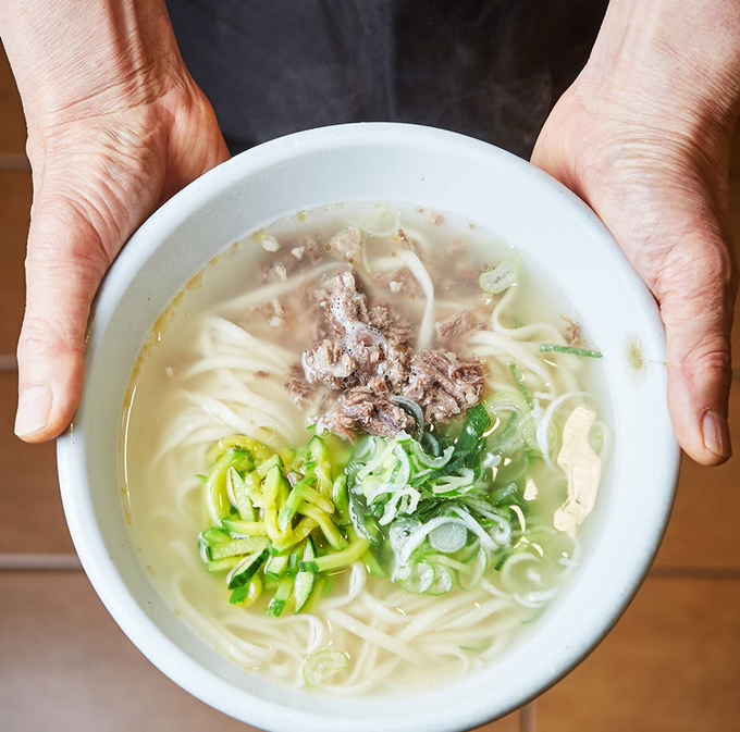 사진=안동 양반가의 귀빈 접대 음식이 대중적인 메뉴로 정착한 것이 ‘안동국시’다. 안동이라는 지역 이름과 국수의 경상도 사투리 ‘국시’를 합쳐 서울에서 생겨난 이름이다. 전주의 비빔밥, 평양의 냉면처럼 한 지역을 넘어 한국을 대표하는 한식의 하나로 인식되고 있다.