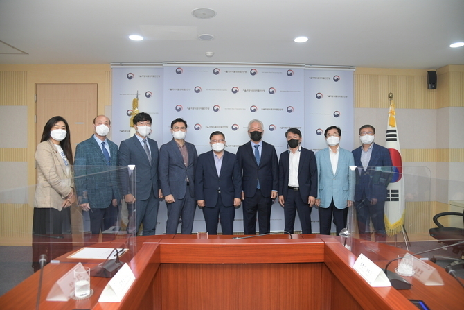 (왼쪽부터) 고봉민 고봉민김밥人 감사, 김용만 김가네김밥 회장, 김은광 얌샘김밥 대표, 고경진 바르다김선생 사장, 김진석 식품의약품안전처 차장, 정현식 한국프랜차이즈산업협회장, 우영택 식약처 식품소비안전국장, 강석우 협회 상근부회장, 박호진 협회 사무총장