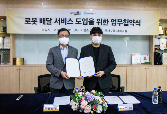 현철호 네네치킨 회장, 이상민 뉴빌리티 대표이사(왼쪽부터)