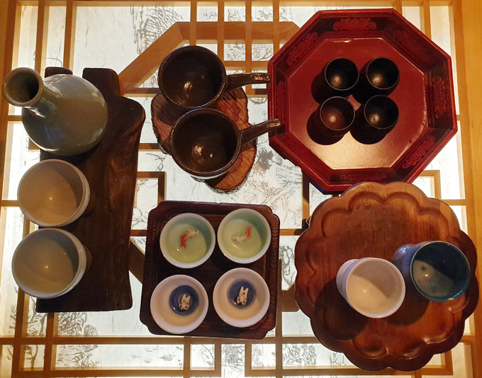 다양하게 갖춰진 술잔이 전통주 마시는 즐거움을 더한다.