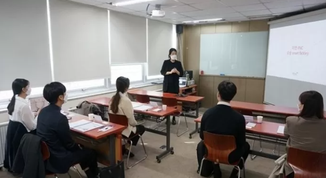 지난해 인턴으로 선정된 대학생들이 교육을 받고 있다 / 자료제공=이연에프엔씨