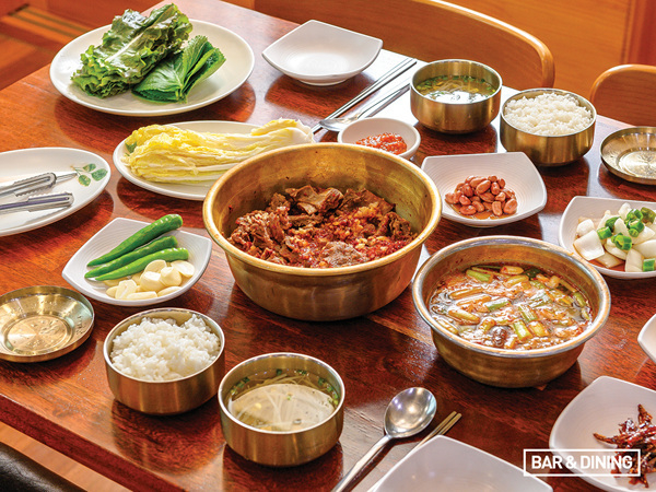 기본 상차림과 찜갈비, 갈빗살 찌개.