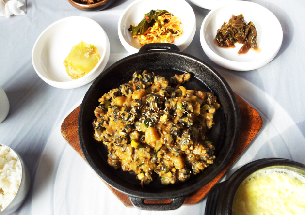 제천 산아래 '우렁쌈장'