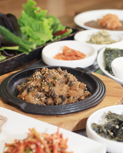 산아래’의 우렁쌈밥정식.
