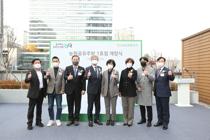사진=농협공유주방 1호점 개장식 기념 사진 (좌측부터 박하완 하나로마트 성남유통센터 지사장, 김명수 성남시 의원, 조정식 성남시의회 부의장, 장철훈 농협경제지주 농업경제대표이사, 황미애 소상공인시장진흥공단 소상공인본부장, 서은경 성남시 의원, 김유구 위대한상사 대표, 이종욱 농협경제지주 식품사업부 부장)