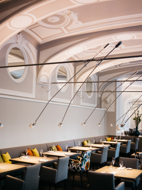 오스트리아의 전설적인 건축가 요제프 프랭크가 그린 식물 문양과 뉴트럴 컬러가 조화로운 &lt;티안&gt;의 내부.