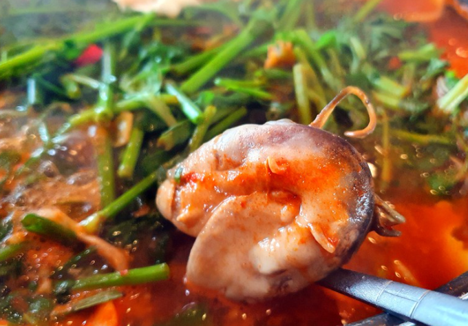 사진=메기 한 마리가 통째로 들어간 ‘매운탕’으로 맛집 반열에 오른 서민갑부의 레시피를 전수한다.
