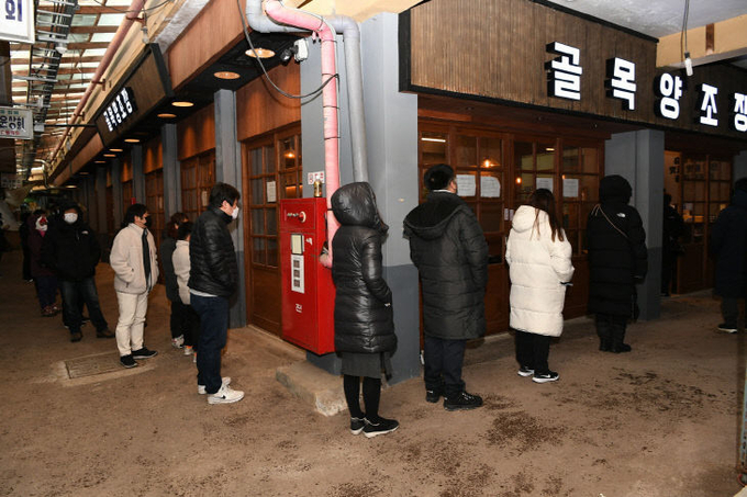 예산시장 내 골목양조장 앞에서 방문객들이 대기하는 모습