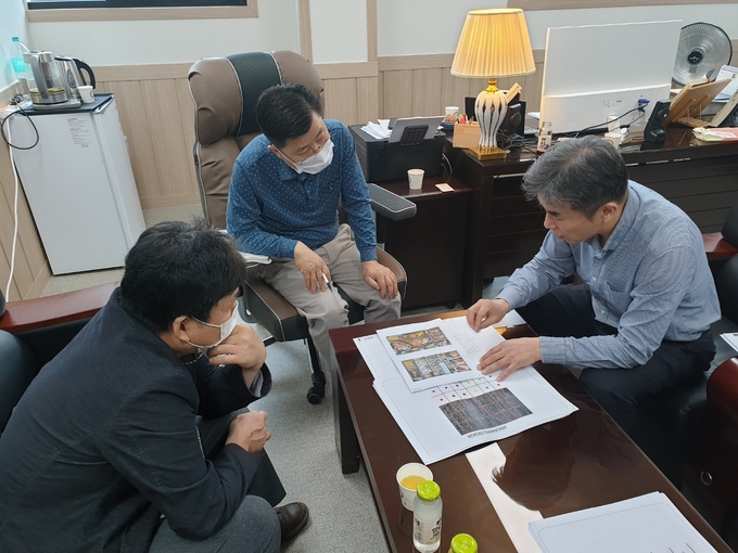 신규 브랜드 런칭 과련 회의를 진행 중인 정석동 대표(중앙)와 외식컨설팅기업 '알지엠컨설팅' 임직원