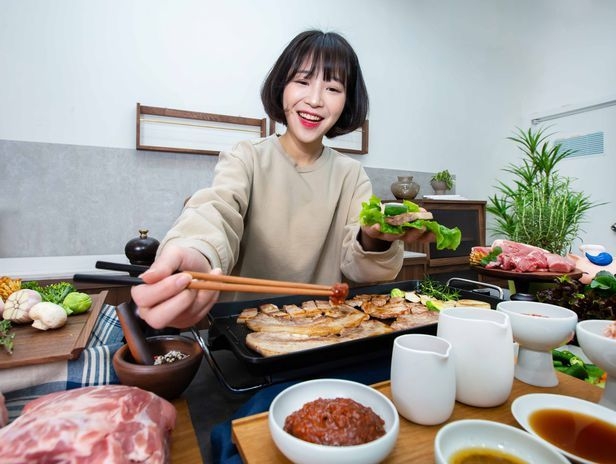 삼겹한쌈 챌린지'에 참여하는 먹방 유튜버 쯔양 / 자료제공-한돈자조금