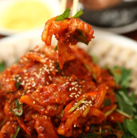 상콤매콤한 맛과 탱글한 식감의 별미 '가오리무침'