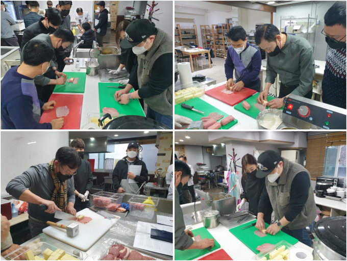 지난 돈까스 전수 과정에서 직접 치즈카츠 만들기를 실습 중인 교육생들