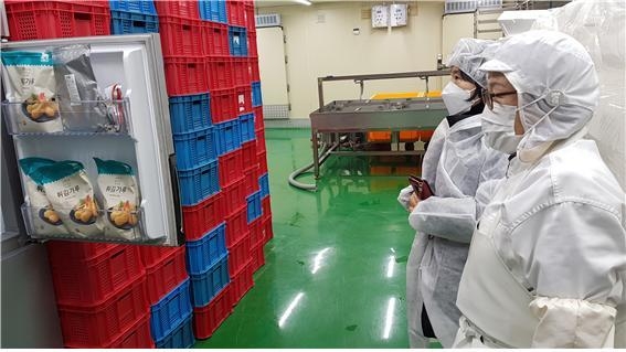 지난해 안심멘토링 사업에 참여한 식품제조업체를 방문해 위생상태를 점검하고 있다.