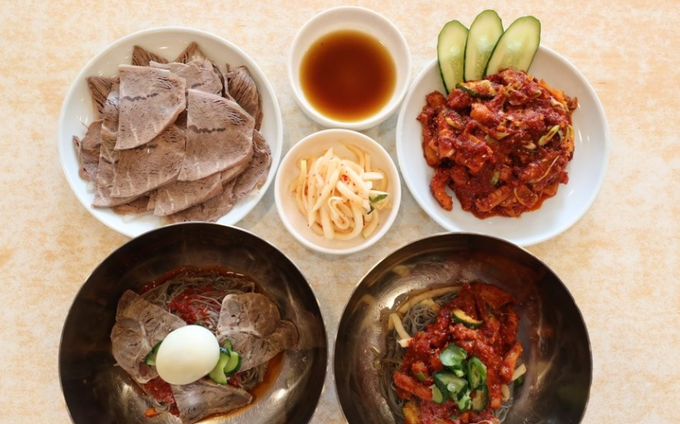 사진설명=함흥냉면은 감자 혹은 고구마 전분으로 만든 쫄깃한 면에 매콤새콤한 양념장과 명태, 가자미 등 생선회 고명을 올려 비벼먹는 음식이다. 강렬하고 매운 맛에 젊은 이들에게 인기다.