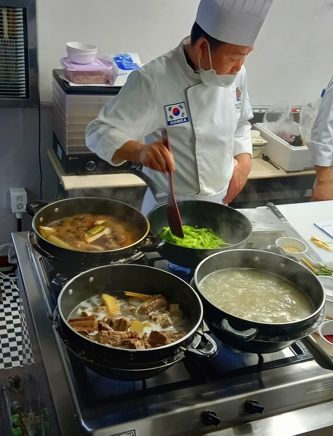 조리 시연 중인 박종록 셰프