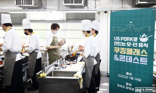 한국외식과학고등학교에서 학생들에게 멘토링하고 있는 왕병호 셰프