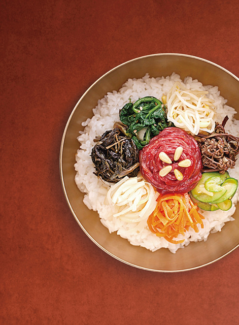 소고기육회비빔밥 Beef Tartare Bibimbap / ユッケビビンバ / 生拌牛肉拌饭 / 生拌牛肉拌飯