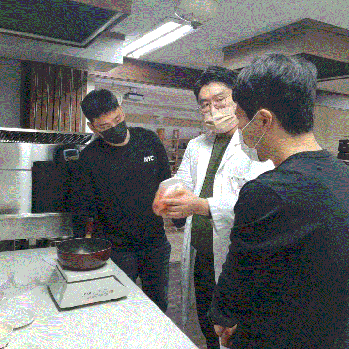 소량 샘플 테스트시 분말 소스를 배합하는 방법을 듣고 있는 교육생들