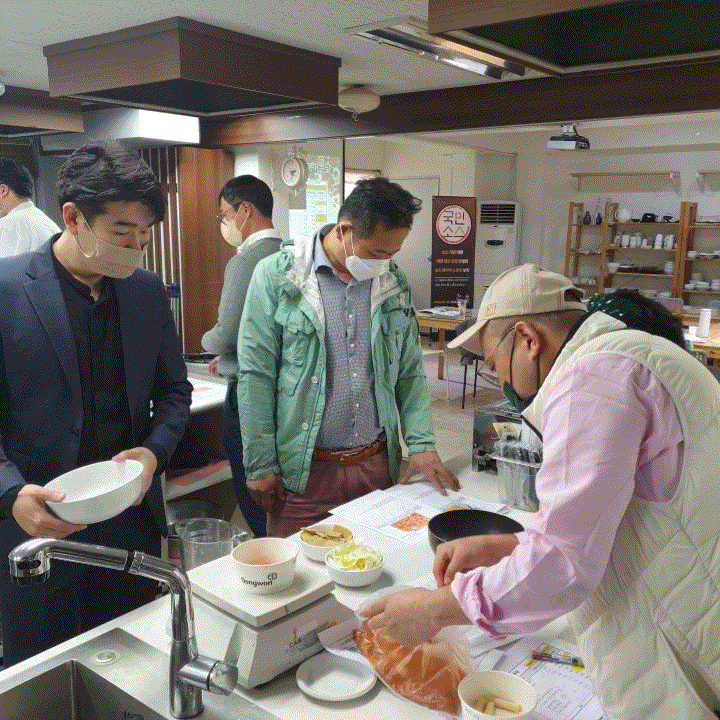 이론 후에는 직접 교육생들이 레시피에 적힌 배합비에 따라 계량과 조리를 해보는 시간을 가졌다.
