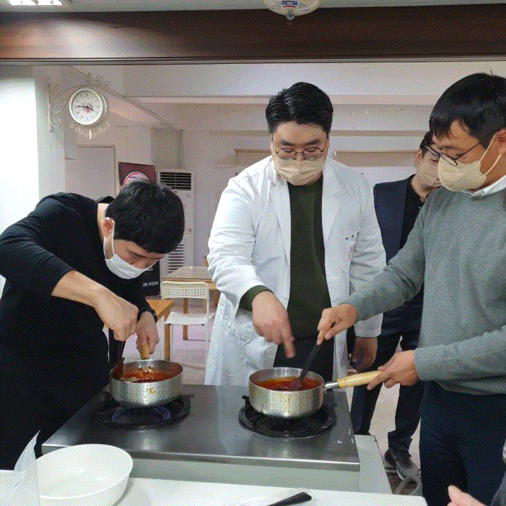 1차 테스트 후 각자 구현하고 싶은 맛에 맞춰 원료를 배합한 다음 소스 제조까지 실습할 수 있었다.