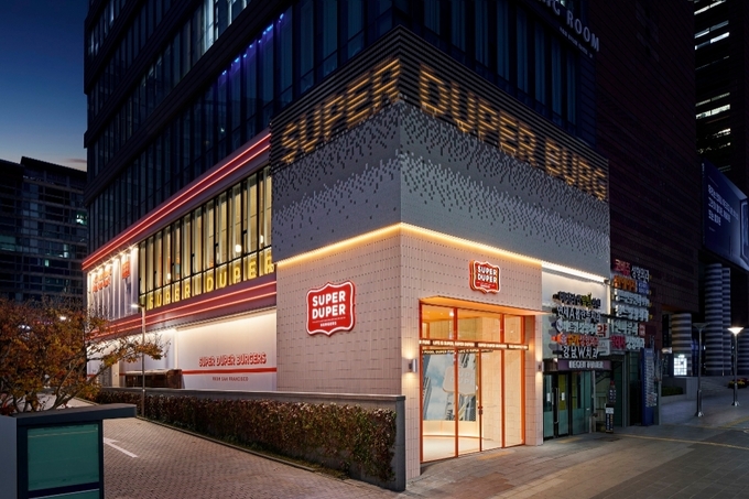 슈퍼두퍼 강남점은 bhc그룹이 미국 지역 외에 전 세계 최초로 오픈하는 '슈퍼두퍼'의 글로벌 첫 매장이다.