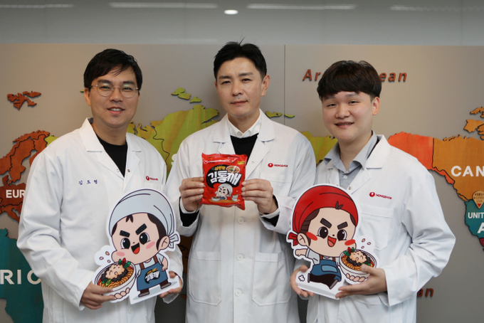 라면왕김통깨를 개발한 세 명의 연구원 / 자료제공=농심