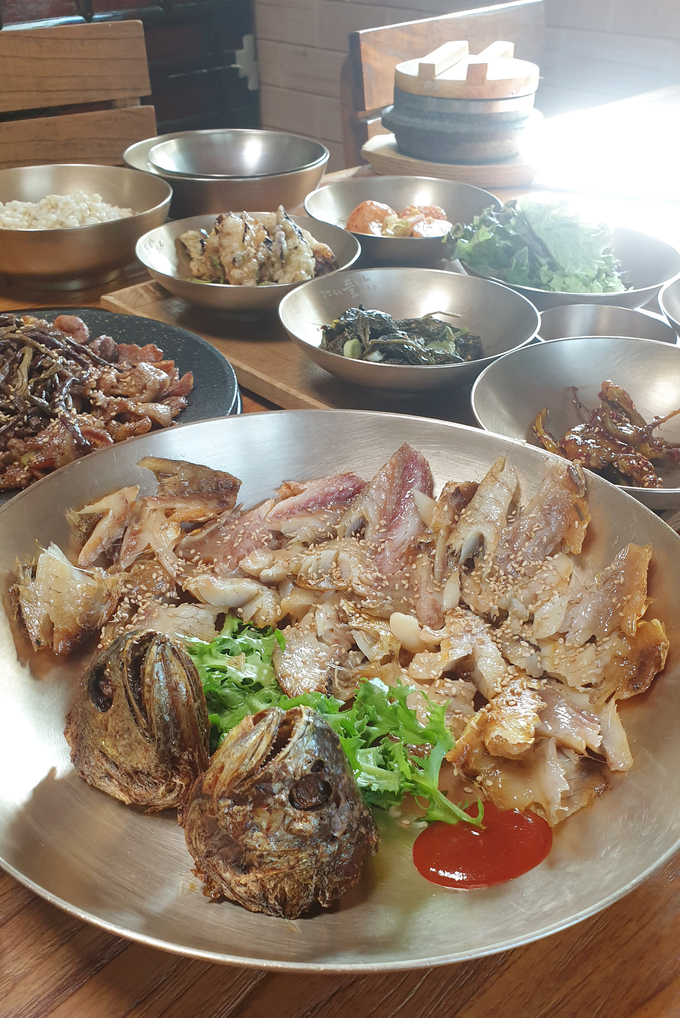 굴비 살을 먹기 좋게 손질한 후 유기그릇에 정갈하게 담아 제공하는 보리굴비