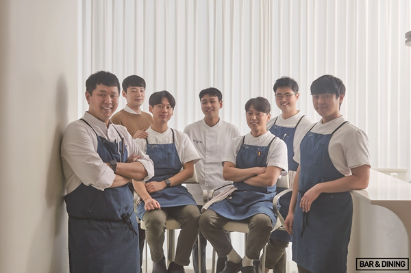 김봉수 셰프, 현지철 매니저, 강소망 요리사, 박청암 요리사, 최명철 요리사, 김상연 발효 연구가, 류승민 요리사